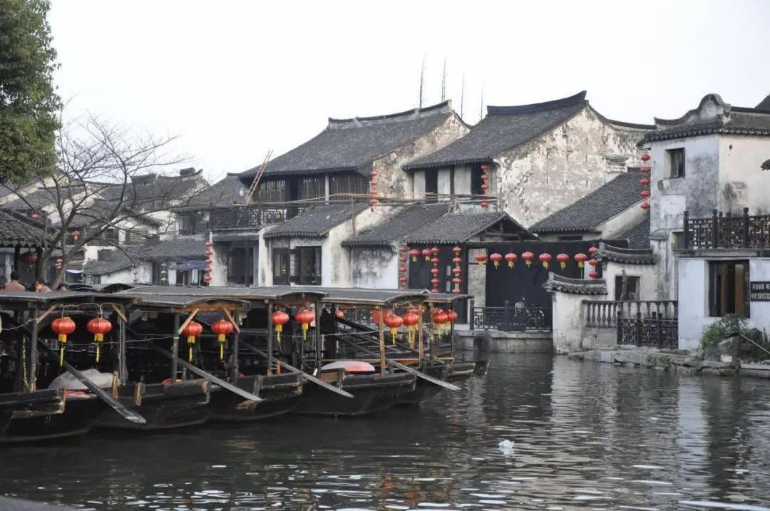 逃离黑与白的房间